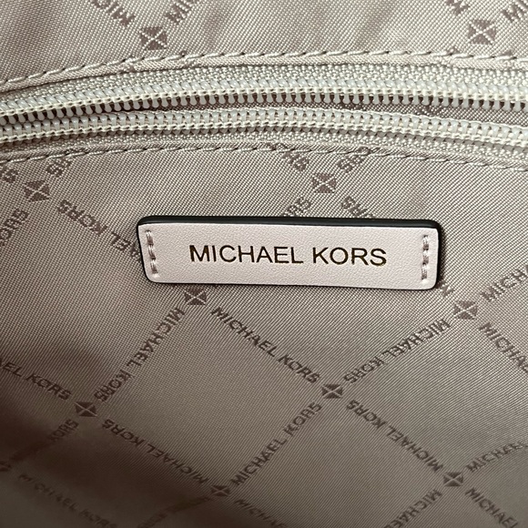 🌼Michael Kors Purse - Picture 11 of 14